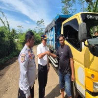 Plt Kepala Dinas Perhubungan Kabupaten Subang, Dr Aep Saepudin saat melakukan operasi kendaraan angkutang barang.
