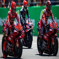 Ilustrasi para pembalap MotoGP sedang berada belakang garis star untuk bersiap memulai balapan. [WAHANANEWS.CO/NET].