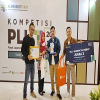 Hj. Nanah Rukanah, Kepala UPTD PLUT KUMKM Subang (kedua kiri) bersama pendamping.