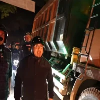 Bupati Subang Reynaldy Putra Andita turun langsung ke jalan sidak kendaraan yang melanggar jam operasional. (Instagram @reynaldyputraofficial)