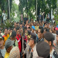 Anggota Polres Subang saat melalukan pengamanan pada aksi demo sopir truk di Pemda Subang.(Cindy Desita/Pasundan Ekspres)
