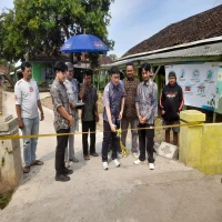 Direktur Utama PT Uwu Jump, Hsu Yung Tse (Mr. Stan), bersama Kepala Desa Gunungsari, Andri Nugraha meresmikan jalan yang dibangun melalui program CSR pada Sabtu (21/6/2025).
