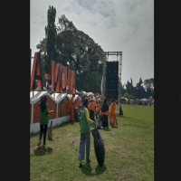 DLH Bersihkan sampah alun alun subang