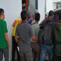 Mobil menabrak orang yang berada di apotek di RS PMC Pamanukan.