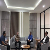 Wakil Ketua DPR RI, Sufmi Dasco Ahmad, bersama Utusan Khusus Presiden Bidang Pembinaan Generasi Muda dan Pekerja Seni, Raffi Ahmad, berkunjung ke kantor Disway National Network (DNN), pada Kamis, 26 Juni 2025.