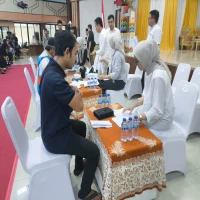 Pedagang terdampak penertiban jongko di wilayah Jalancagak, Subang menerima kompensasi tahap pertama dalam bentuk uang tunai sebesar Rp5 juta di Aula Pemkab, Jumat (27/6/2025).