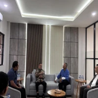 Wakil Ketua DPR RI, Sufmi Dasco Ahmad saya mengunjungi Kantor Disway. Dia berjanji akan mengevaluasi soal penanganan evakuasi Juliana oleh Basarnas.