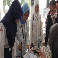 Sejumlah orang tua siswa saat mendaftarkan anaknya ke SMA Negeri 3 Purwakarta pada tahap kedua SPMB. Mereka khawatir anaknya tak lulus uji kompetensi prestasi karena merupakan hal yang baru. (Adam Sumarto/Pasundan Ekspres)