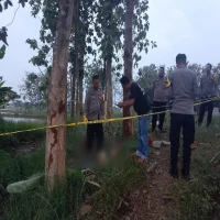 Polisi memasang garis polisi line di lokasi ditemukannya korban meninggal atas nama Damin (74) di Desa Gembor, Pagaden.