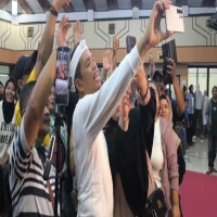 Gubernur Jawa barat Dedi Mulyadi bersama para pedagang yang menerima uang kompensasi di Aula Oman Pemda Subang, Jumat (27/6/2025).