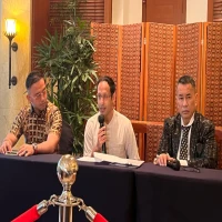 Tim kuasa hukum eks Mendikbudristek Nadiem Makarim, Hotman Paris mengatakan, kliennya belum mendengar kabar usai dicekal perjalanan ke luar negeri hingga enam bulan ke depan. (Anisha Aprilia/Disway)