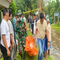 Polisi dan warga setempat saat mengevakuasi korban Ratih (26).
